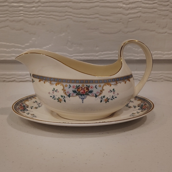 Royal Doulton Juliet H5077 Gravy Boat with Underplate, 8 1/4" - Picture 2 of 5